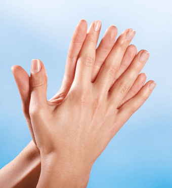 Schritt 3 – Handfläche auf Handfläche mit verschränkten, gespreizten Fingern